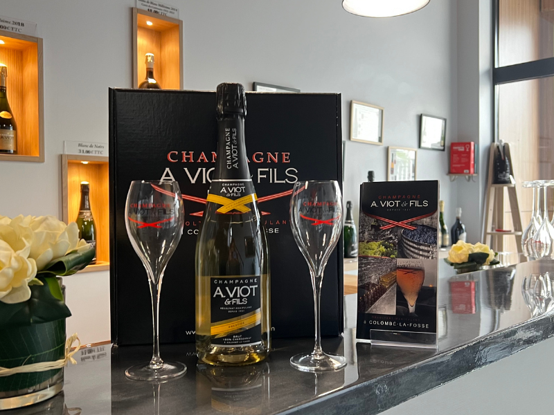 Coffret de 6 Mini Bouteilles de Champagne Moët & Chandon avec flûtes