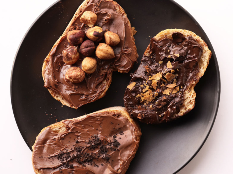 Assortiment de pâtes à tartiner et thé