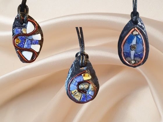 Bijou collier pendentif en Mosaïque, or, verre vitrail, ardoise et pâte de verre