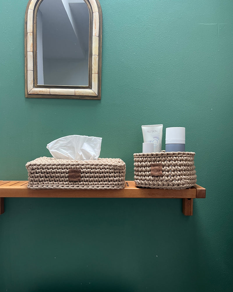 Ensemble salle de bain comprenant un cache-boite à mouchoirs et une panière carrée assortie.
