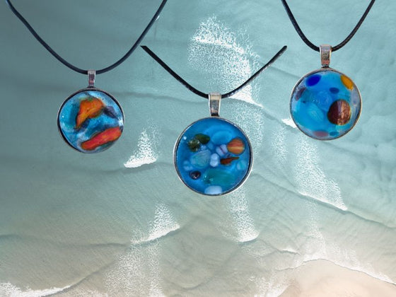 Bijou collier pendentif en verre fusionné camaïeu de bleus des Océans, Atoll
