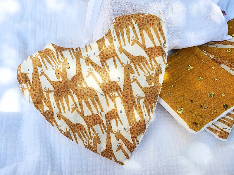 Pochon, bavoir et 5 lingettes Kit de naissance