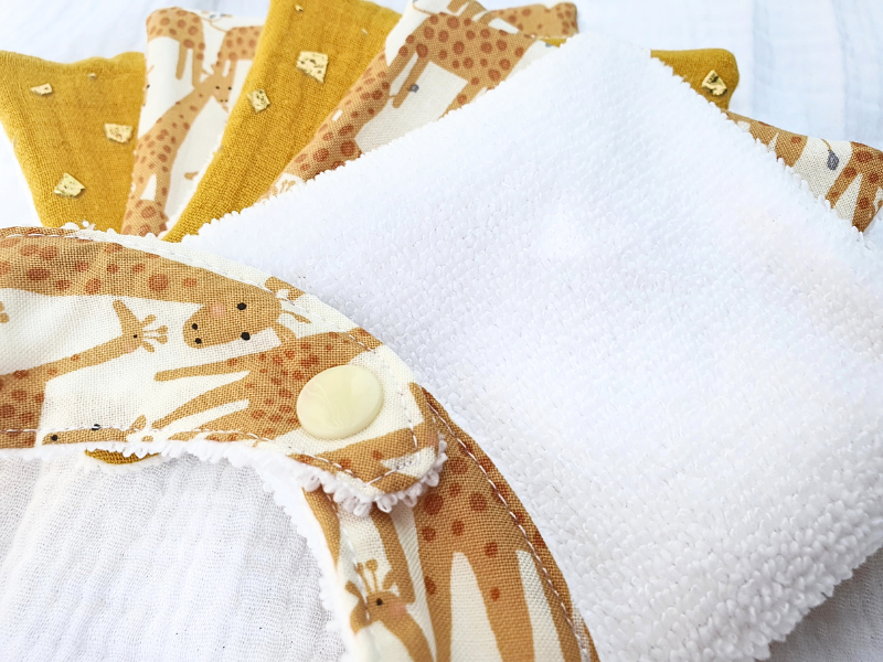 Pochon, bavoir et 5 lingettes Kit de naissance