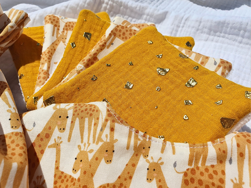 Pochon, bavoir et 5 lingettes Kit de naissance