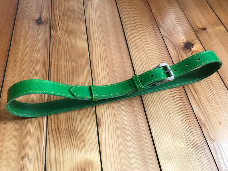 Une ceinture en cuir de vachette de tannage végétal