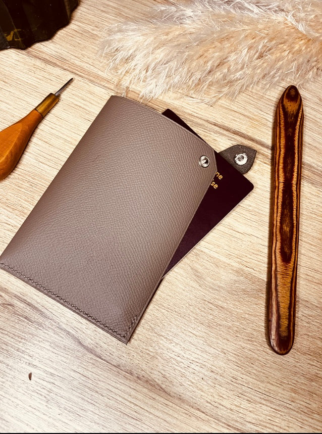 Porte passport en cuir