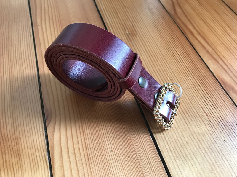 Une ceinture en cuir de vachette de tannage végétal