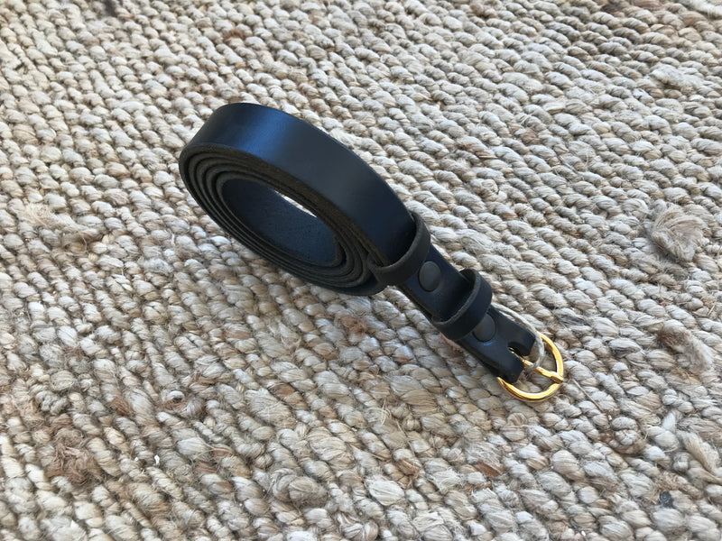 Une ceinture en cuir de vachette de tannage végétal