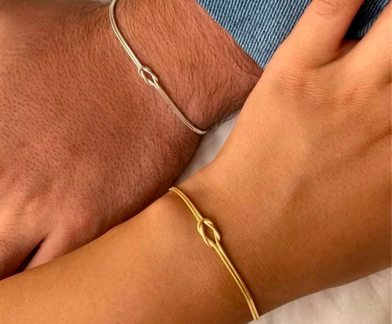 Une parure de couple, composée de 2 bracelets assortis