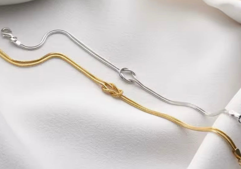 Une parure de couple, composée de 2 bracelets assortis