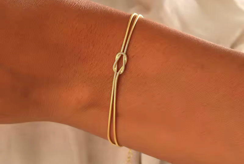 Une parure de couple, composée de 2 bracelets assortis