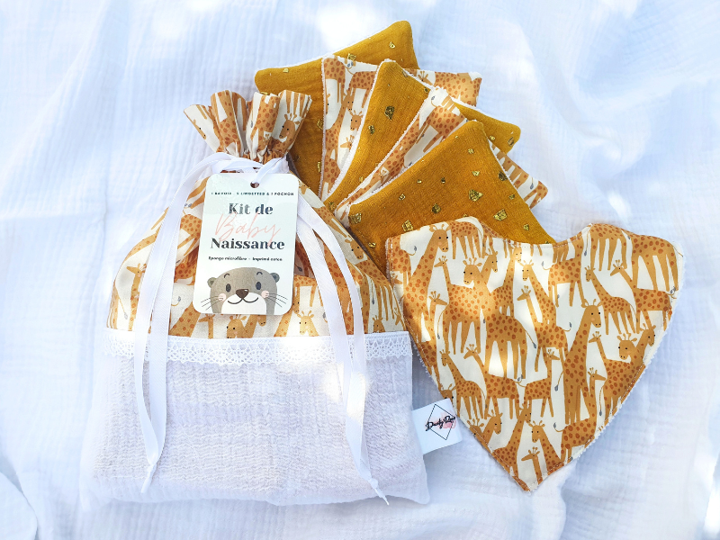 Pochon, bavoir et 5 lingettes Kit de naissance