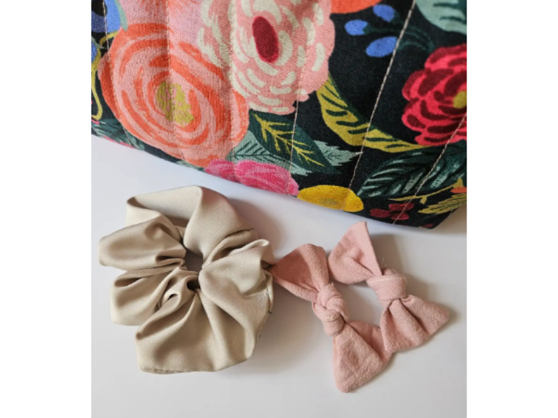 Trousse pour seche cheveux et accessoires coiffure