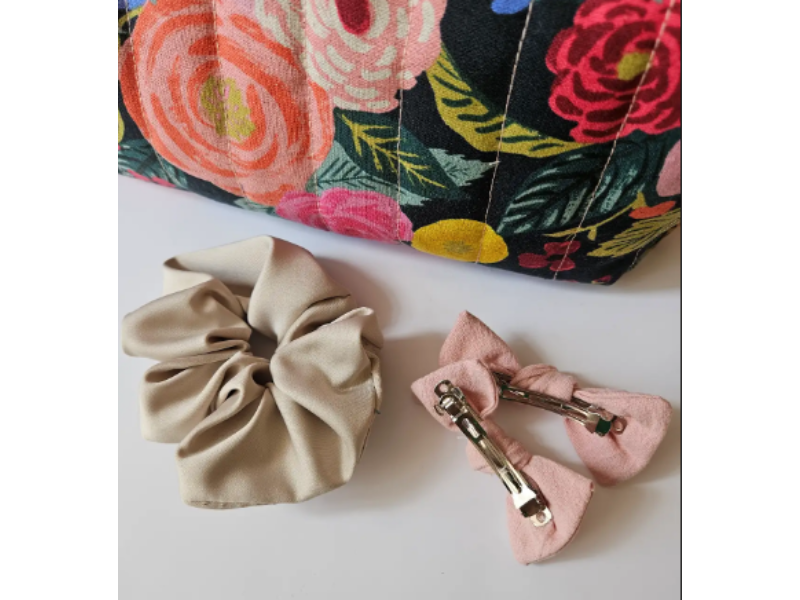 Trousse pour seche cheveux et accessoires coiffure