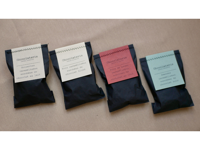 Coffret quatre sachets de 50g de fruits secs caramélisés enrobés de chocolat