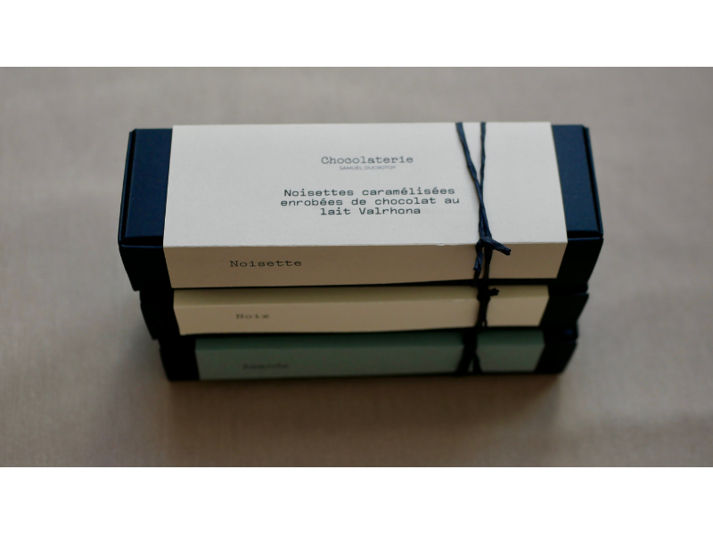 Coffret trois boîtes de 140g de fruits secs caramélisés enrobés de chocolat