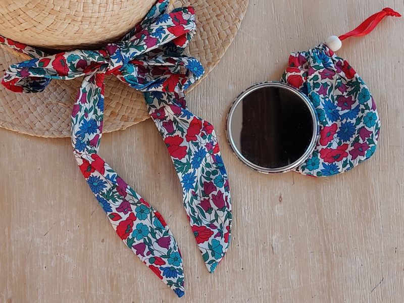 Une Ceinture foulard avec un miroir dans sa pochette assortie