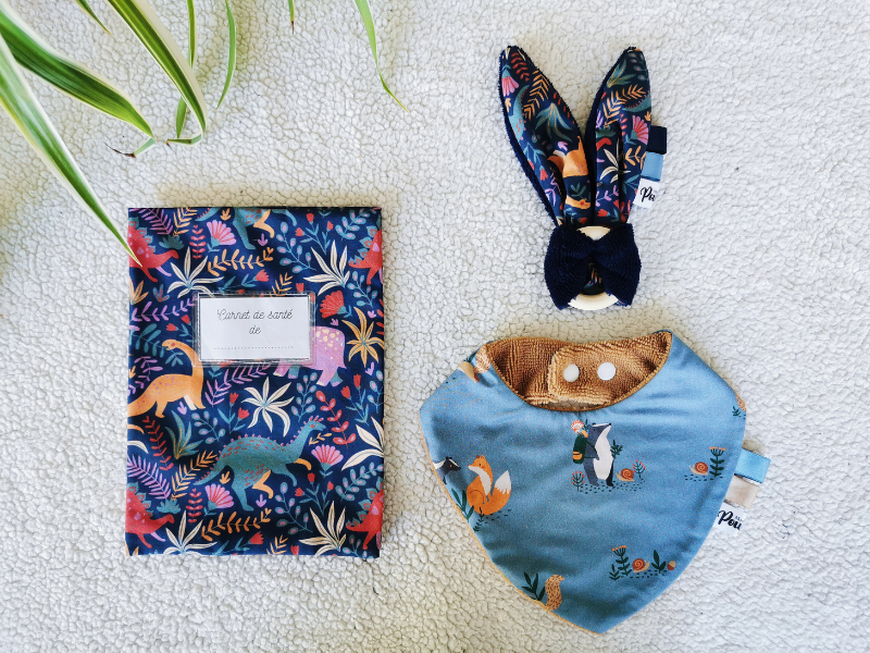 Bandana, hochet et protège carnet de santé