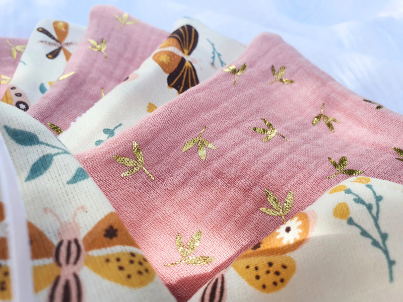 Pochon, bavoir et 5 lingettes Kit de naissance