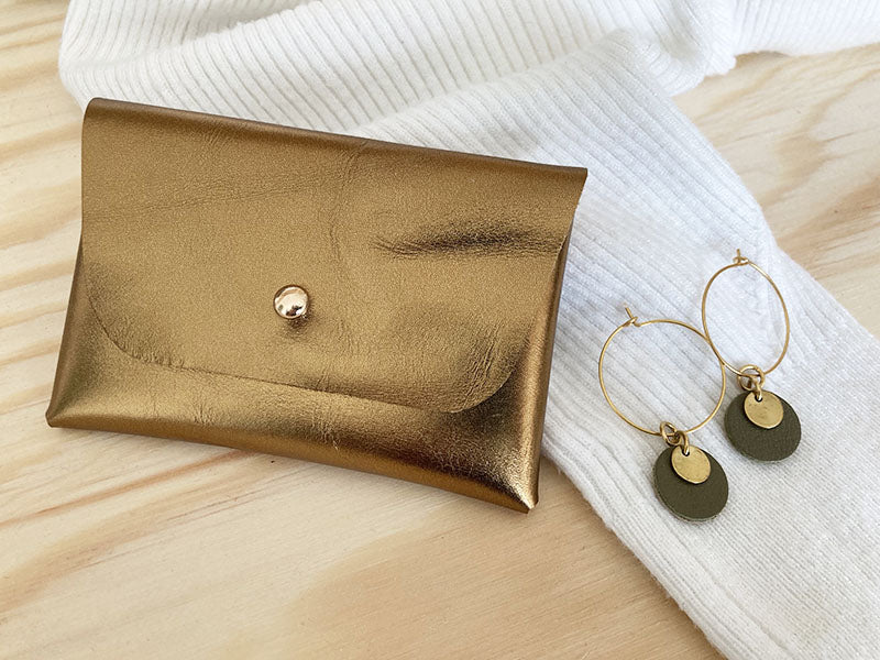 1 Porte carte en cuir + 1 paire de boucles d'oreilles en cuir