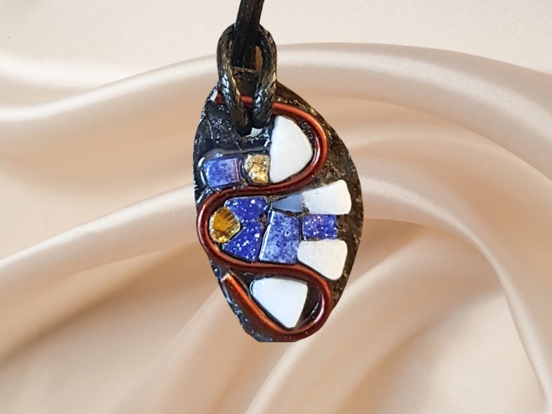 Bijou collier pendentif en Mosaïque, or, verre vitrail, ardoise et pâte de verre