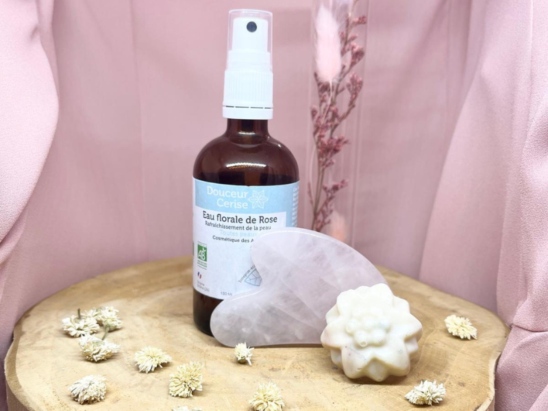 Soin éclat de la peau : Eau de rose 50 mL, pierre de Gua Sha et un savon invité