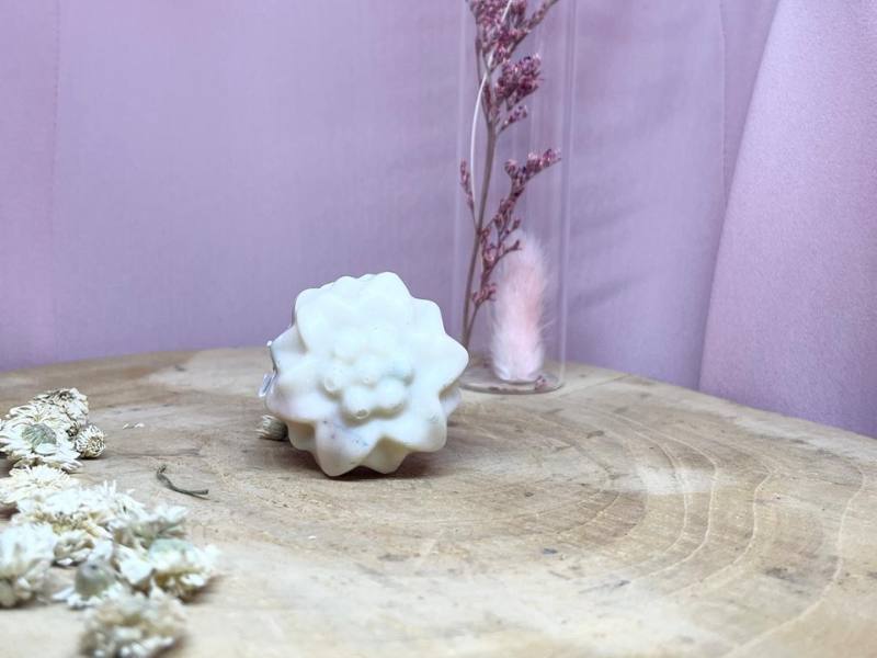 Soin éclat de la peau : Eau de rose 50 mL, pierre de Gua Sha et un savon invité