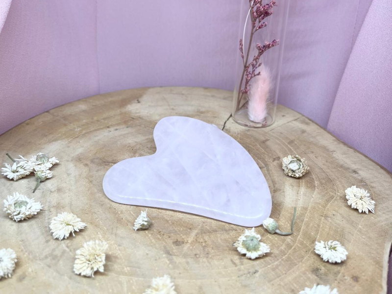 Soin éclat de la peau : Eau de rose 50 mL, pierre de Gua Sha et un savon invité