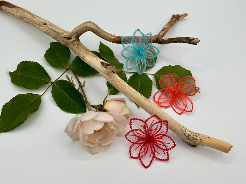 1 broche fleur en organza brodé et décoré de perles
