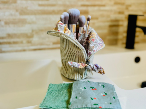 Trousse pot maquillage velours + 5 pinceaux + 2 lingettes