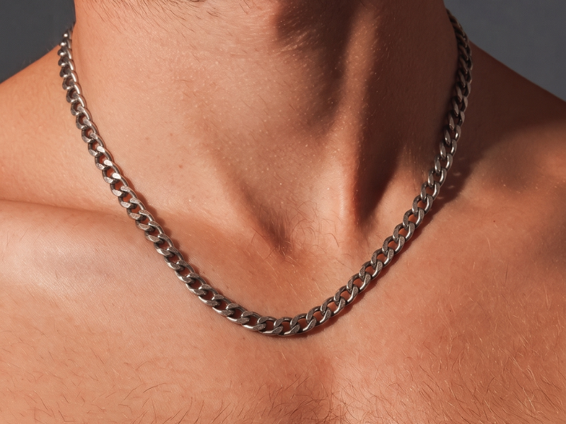 Un bracelet ou un collier Homme en acier inoxydable
