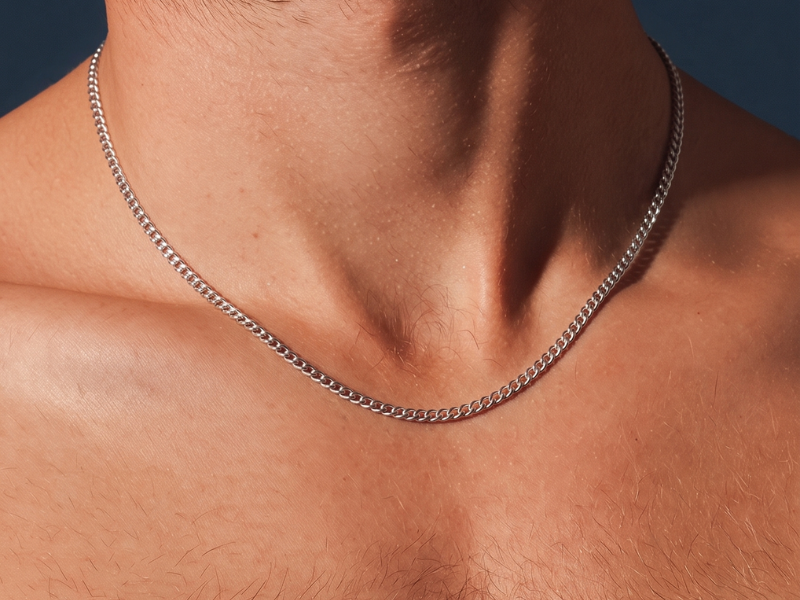 Un bracelet ou un collier Homme en acier inoxydable