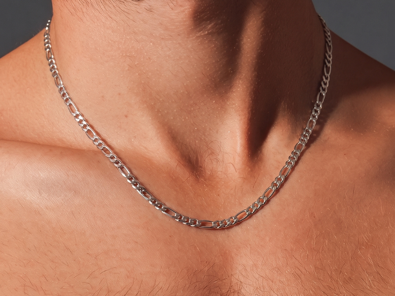Un bracelet ou un collier Homme en acier inoxydable