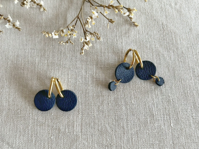 Créoles et double pastilles en cuir