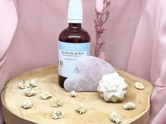 Soin éclat de la peau : Eau de rose 50 mL, pierre de Gua Sha et un savon invité