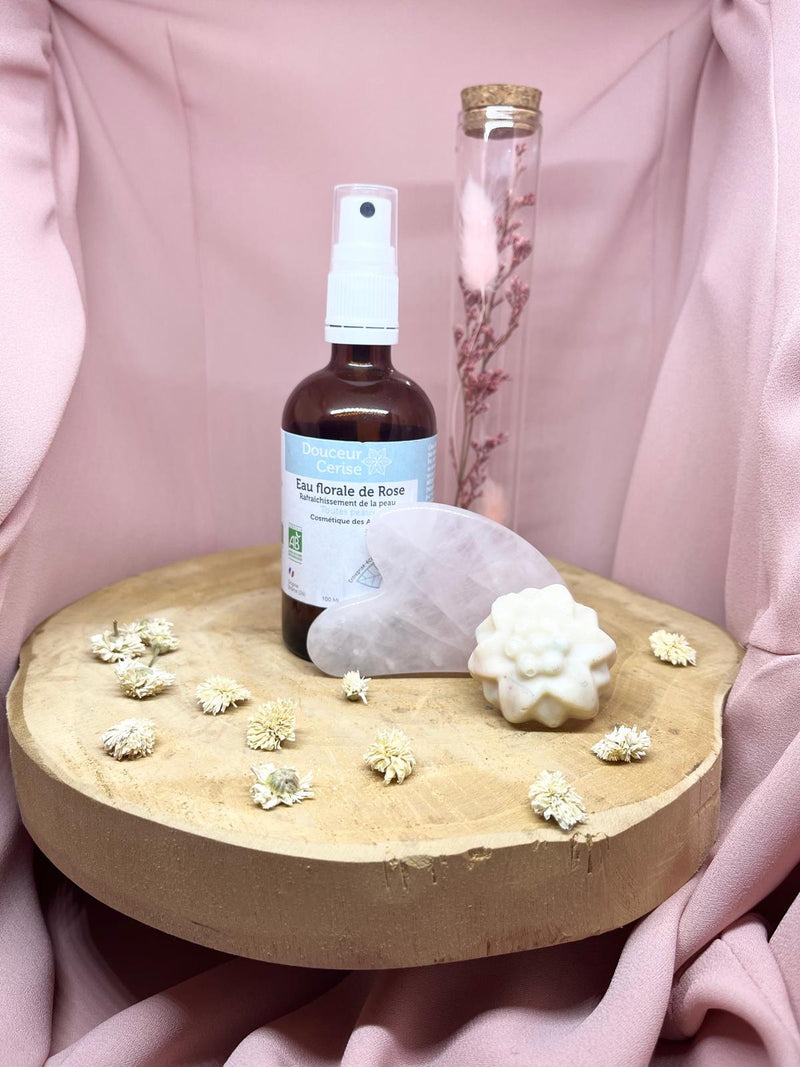 Soin éclat de la peau : Eau de rose 50 mL, pierre de Gua Sha et un savon invité