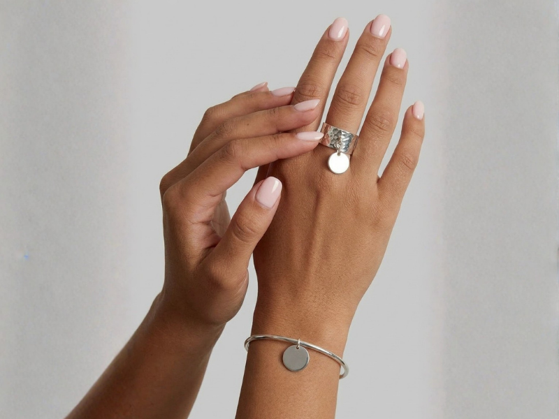 Coffret de 1 bague et 1 jonc à pampille argentés