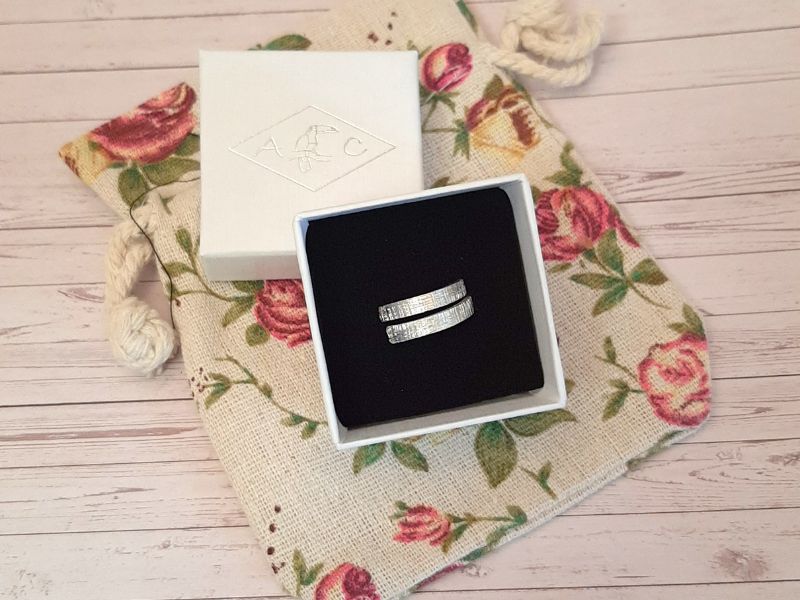 Bague ouverte en argent massif ciselé