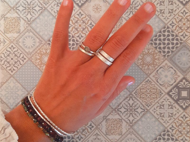 Bague ouverte en argent massif ciselé