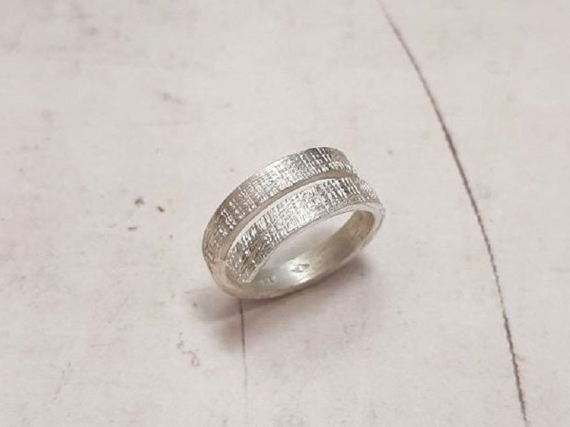 Bague ouverte en argent massif ciselé