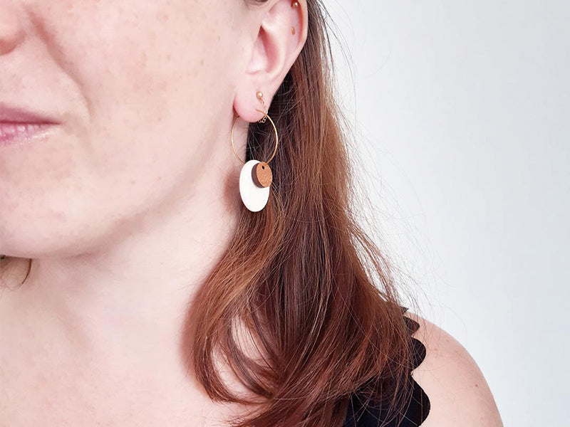 Boucle d'oreille en bois et porcelaine
