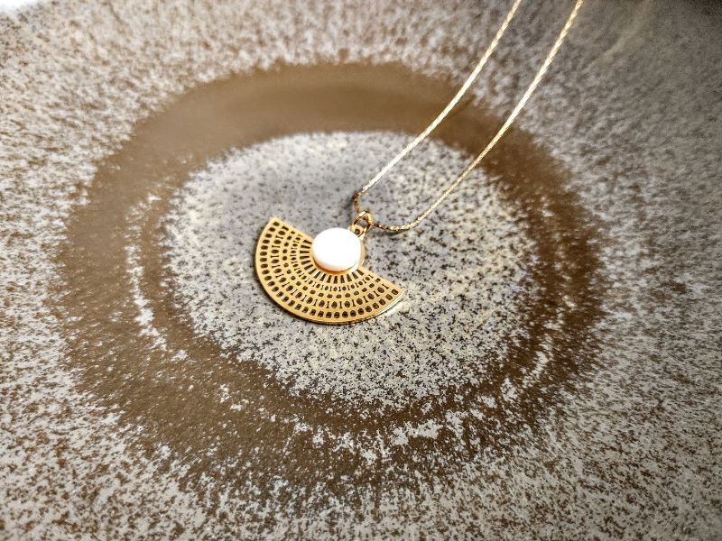 Parure 1 collier pendentif en nacre ou agate et 1 bracelet