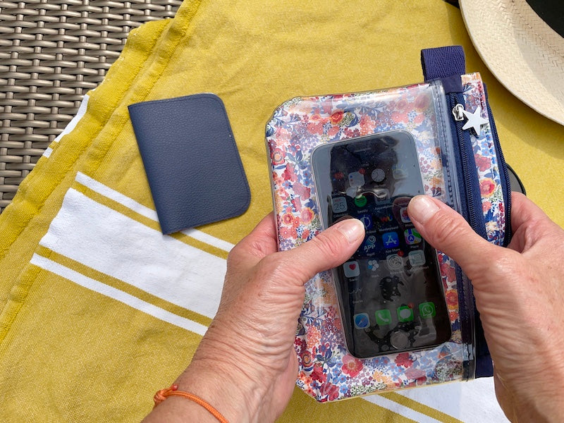 Trousse tactile smartphone et porte carte assortis