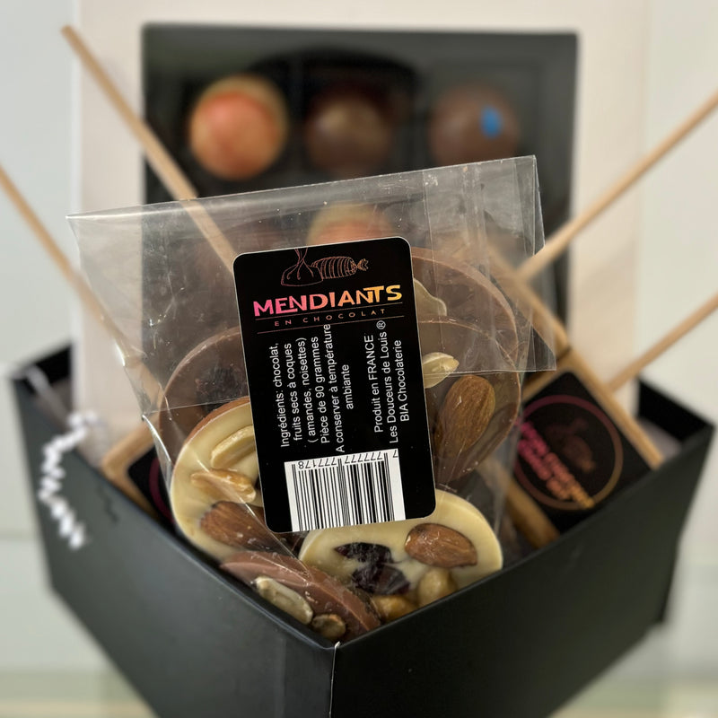 1 boîte de chocolats fourrés, 1 réglette et 4 bâtons pour chocolat chaud