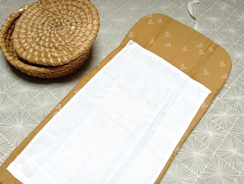 Duo matelas à langer nomade et protège carnet de santé
