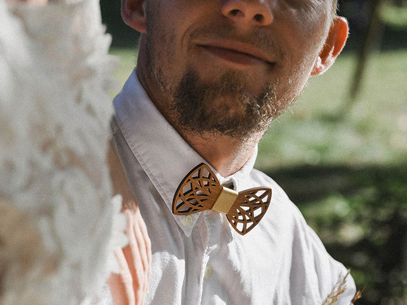 Noeud papillon en bois et cuir doré