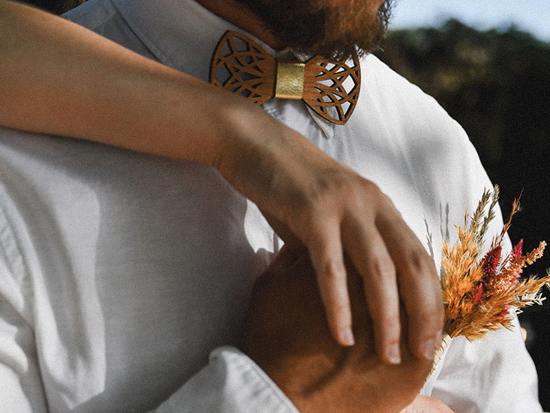 Noeud papillon en bois et cuir doré