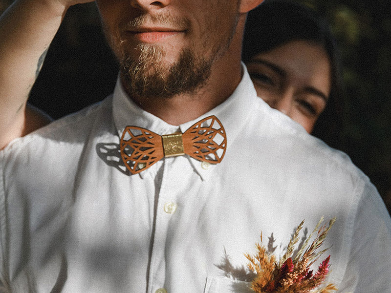 Noeud papillon en bois et cuir doré