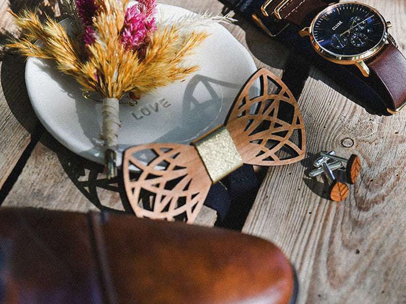 Noeud papillon en bois et cuir doré