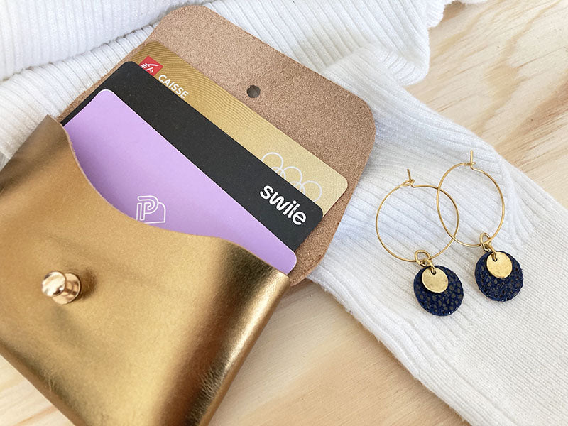 1 Porte carte en cuir + 1 paire de boucles d'oreilles en cuir